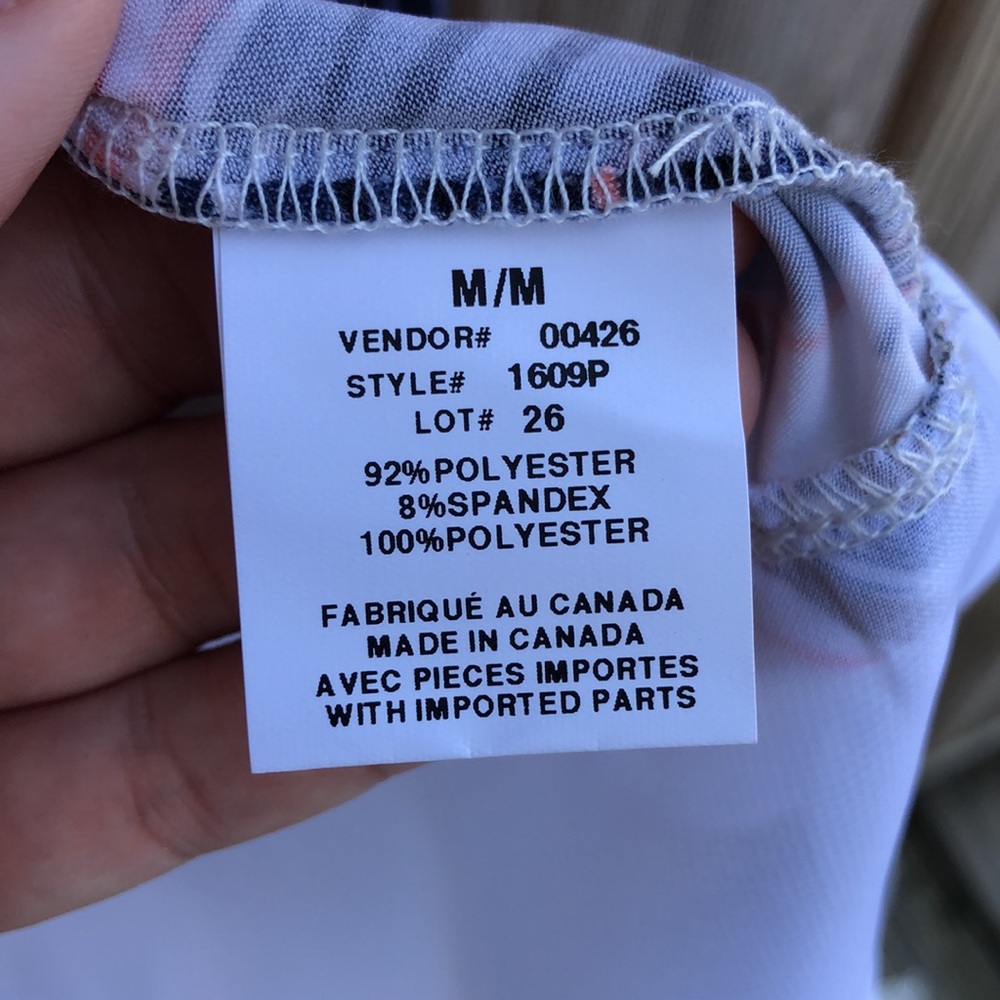 NWOT! - LAURA PETITES Flutter Sleeve Tunic Top - Picture 6 of 7